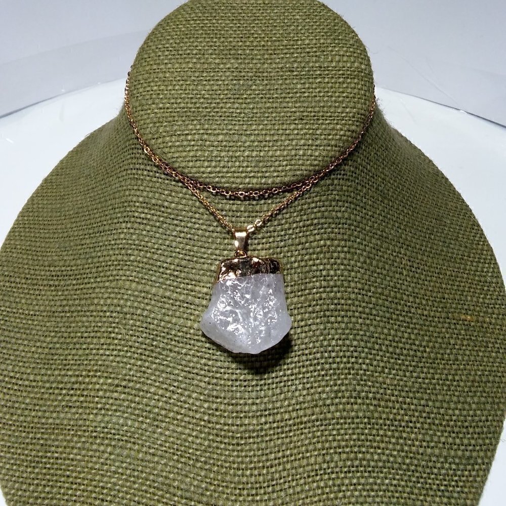 Women`s gold tone pink rock necklace.